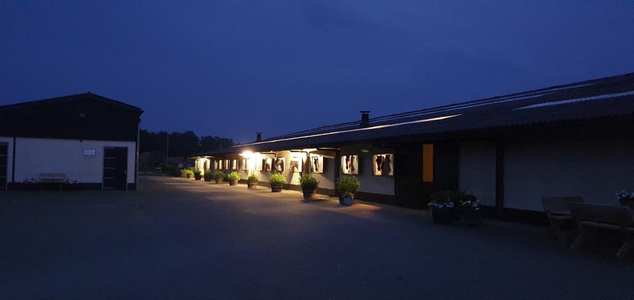 Luxe Gastenkamer Met Living En Keuken Bij Friezen Paarden Stal Pellendijk Westendorp Екстериор снимка